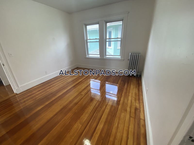 6 bed, 2 bath apartment for rent at 17 Boulevard Ter Unit 2, Allston — photo 16 of 25