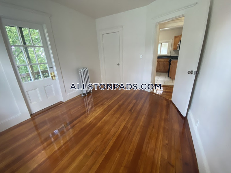 6 bed, 2 bath apartment for rent at 17 Boulevard Ter Unit 2, Allston — photo 17 of 25
