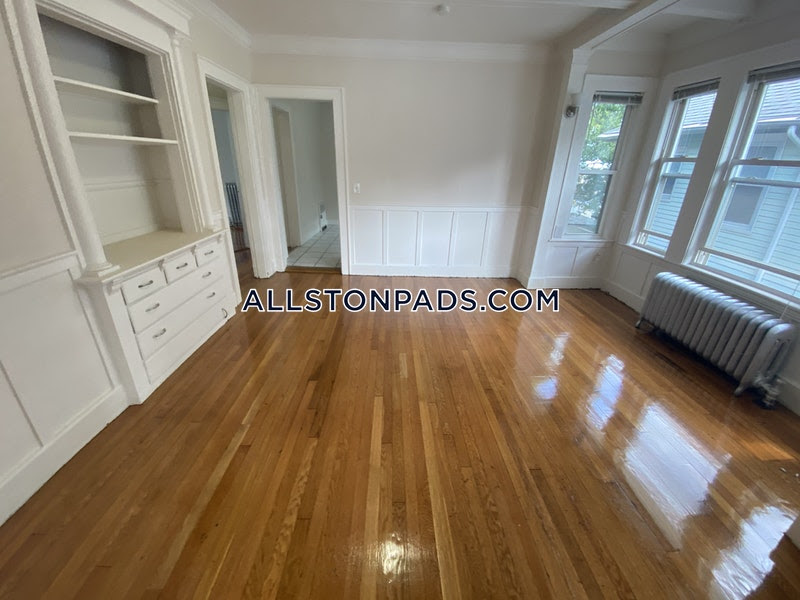 6 bed, 2 bath apartment for rent at 17 Boulevard Ter Unit 2, Allston — photo 18 of 25
