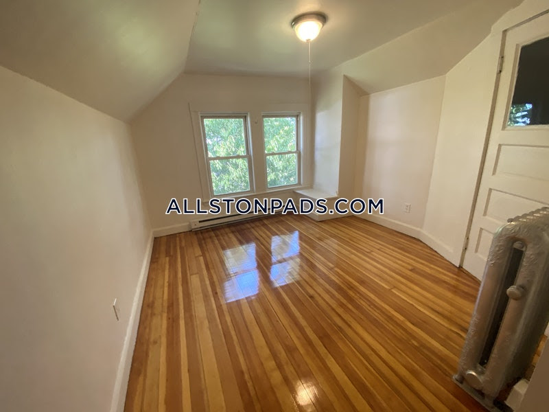 6 bed, 2 bath apartment for rent at 17 Boulevard Ter Unit 2, Allston — photo 19 of 25