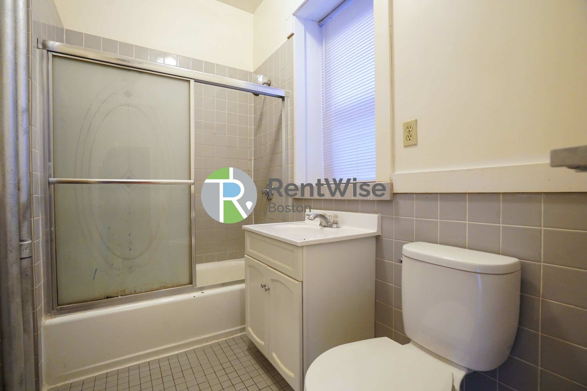 14 Palace Rd, Longwood