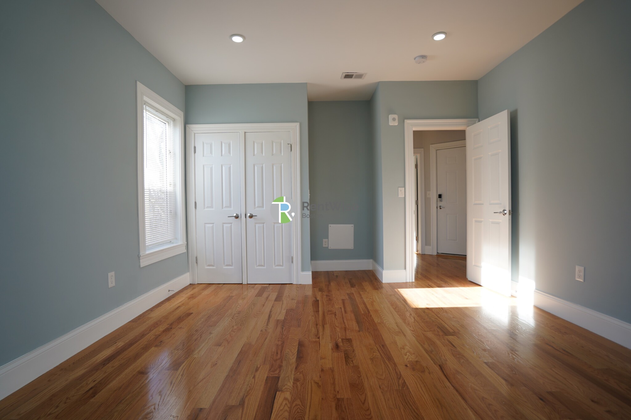 372 Oxford St, Ward Two