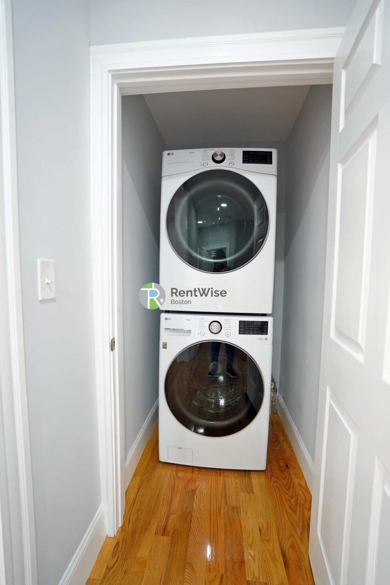 372 Oxford St, Ward Two