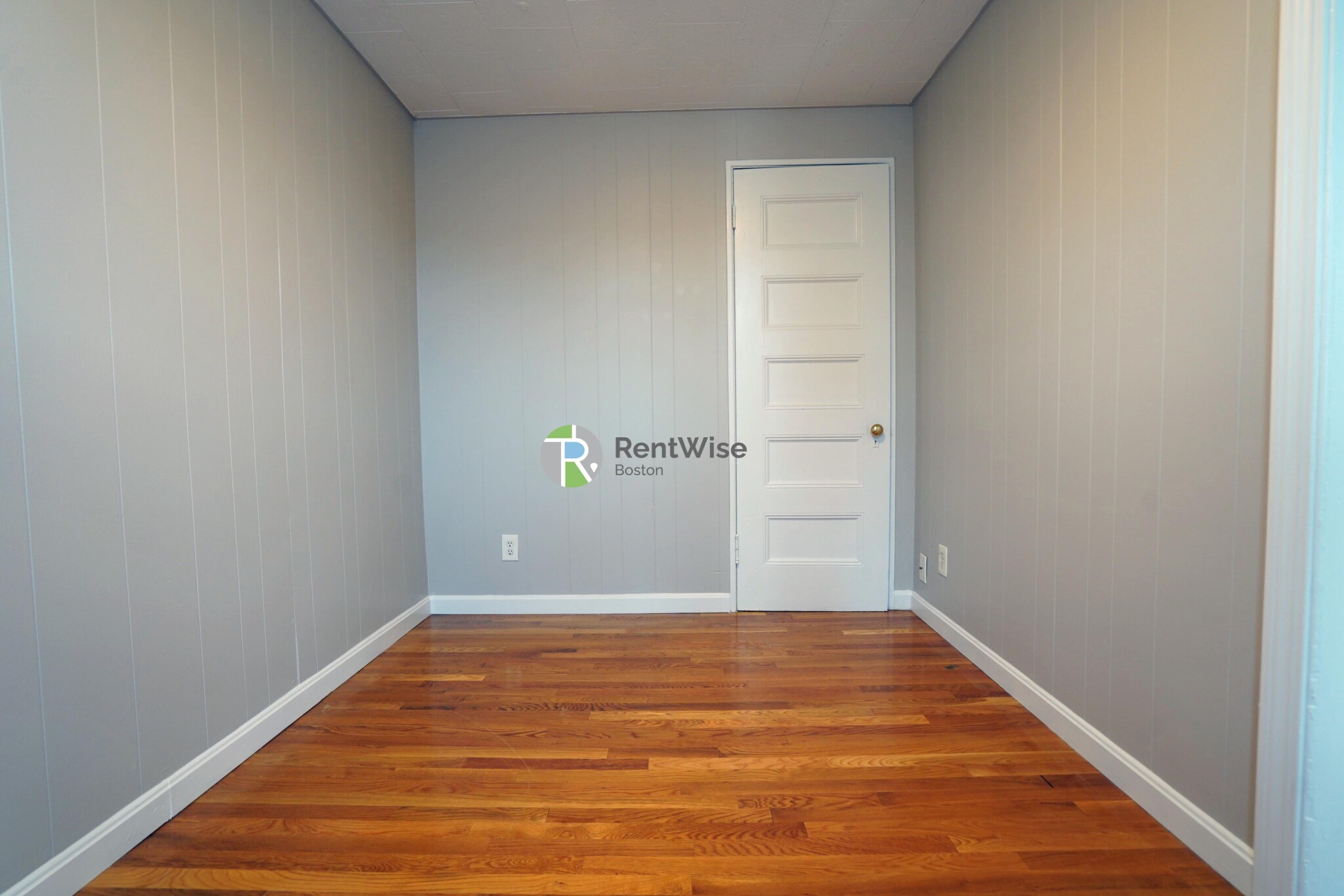 1055 Beacon St, Longwood