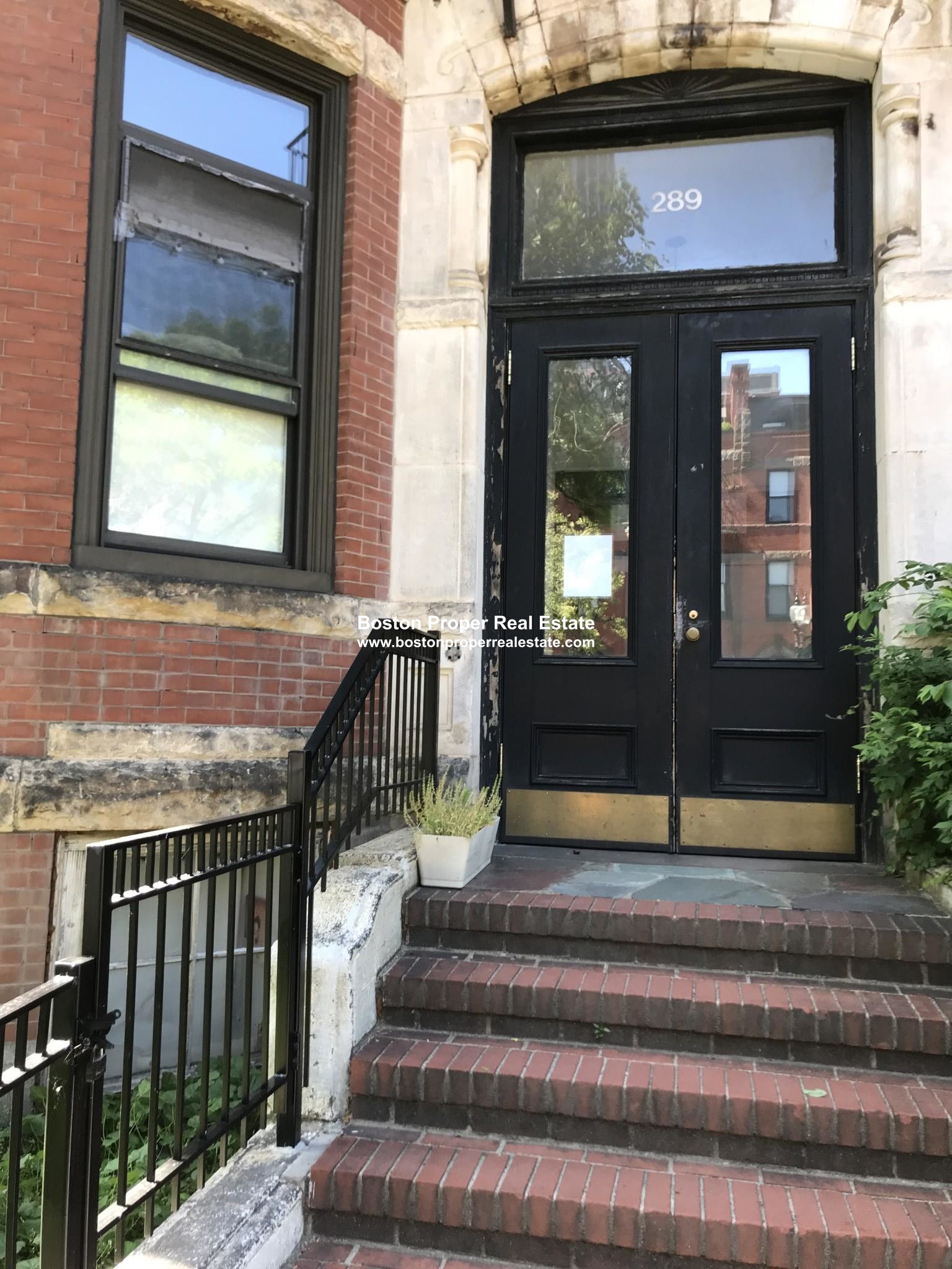 289 Newbury St, Back Bay