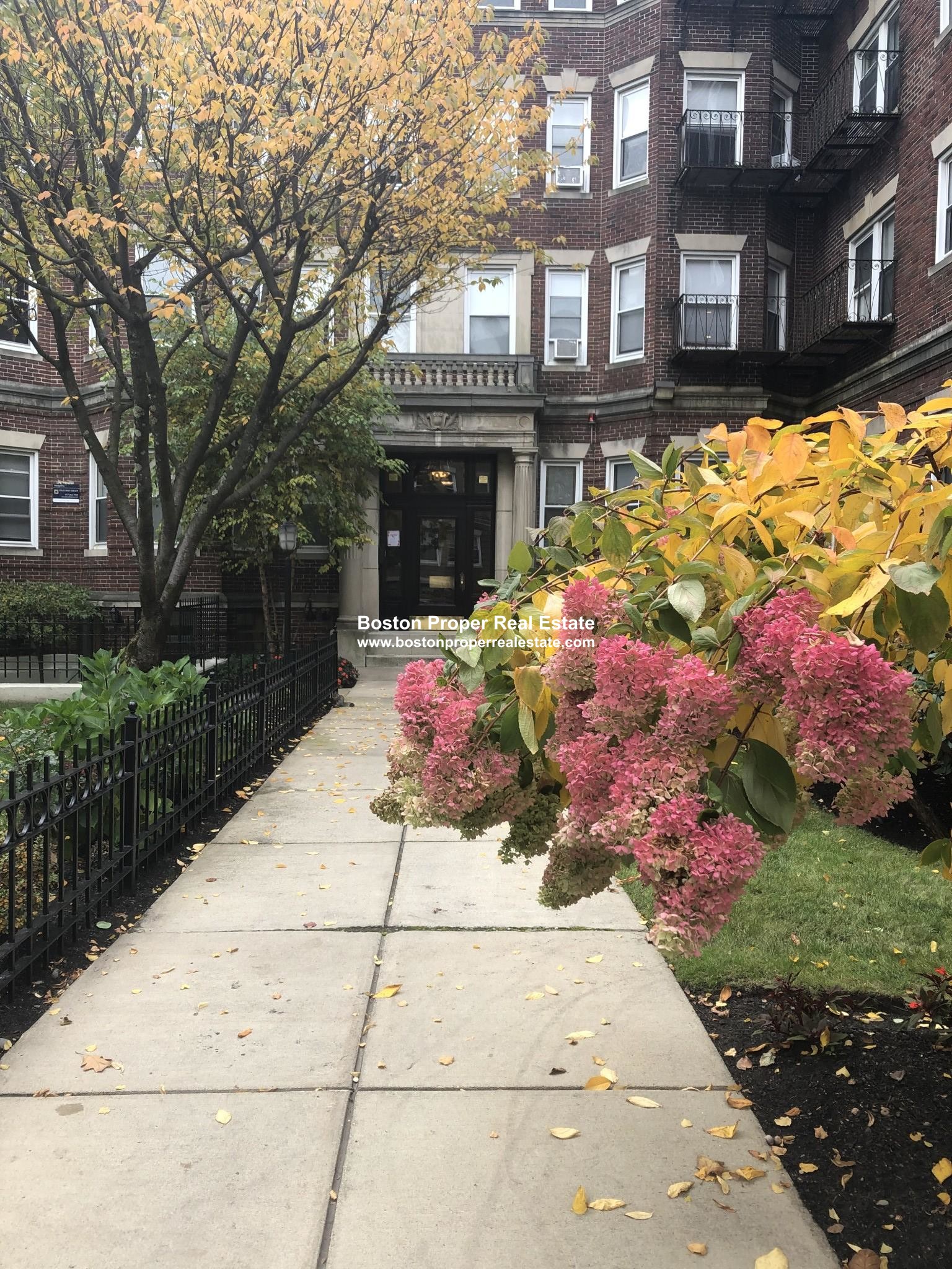 102 Queensberry St, Fenway