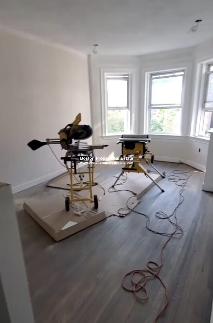 100 Queensberry St, Fenway