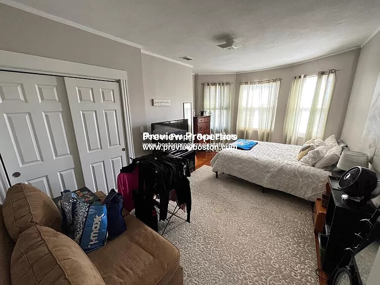 2 Champney Pl, Beacon Hill