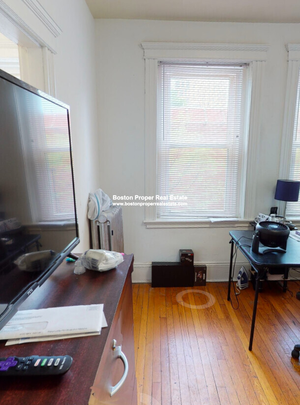 14 Palace Rd, Longwood