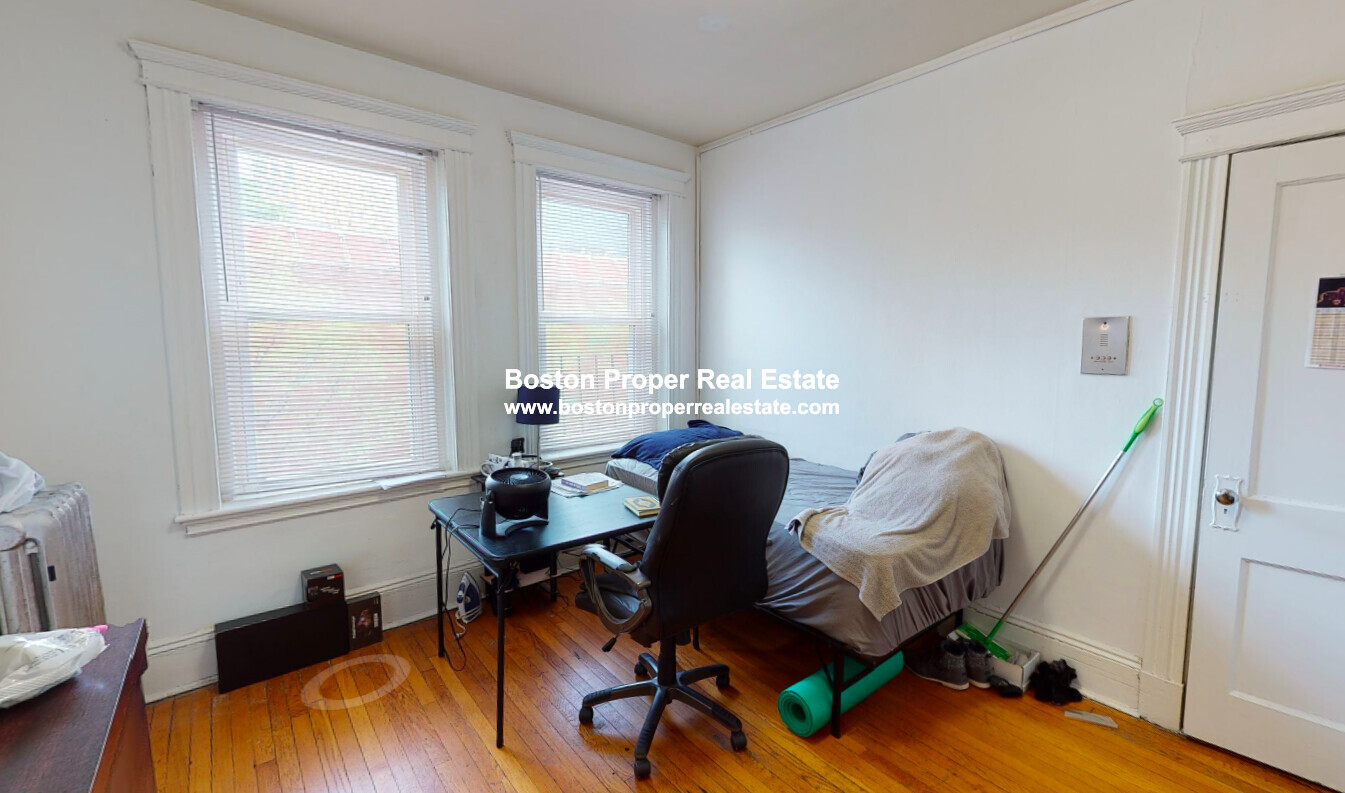 14 Palace Rd, Longwood