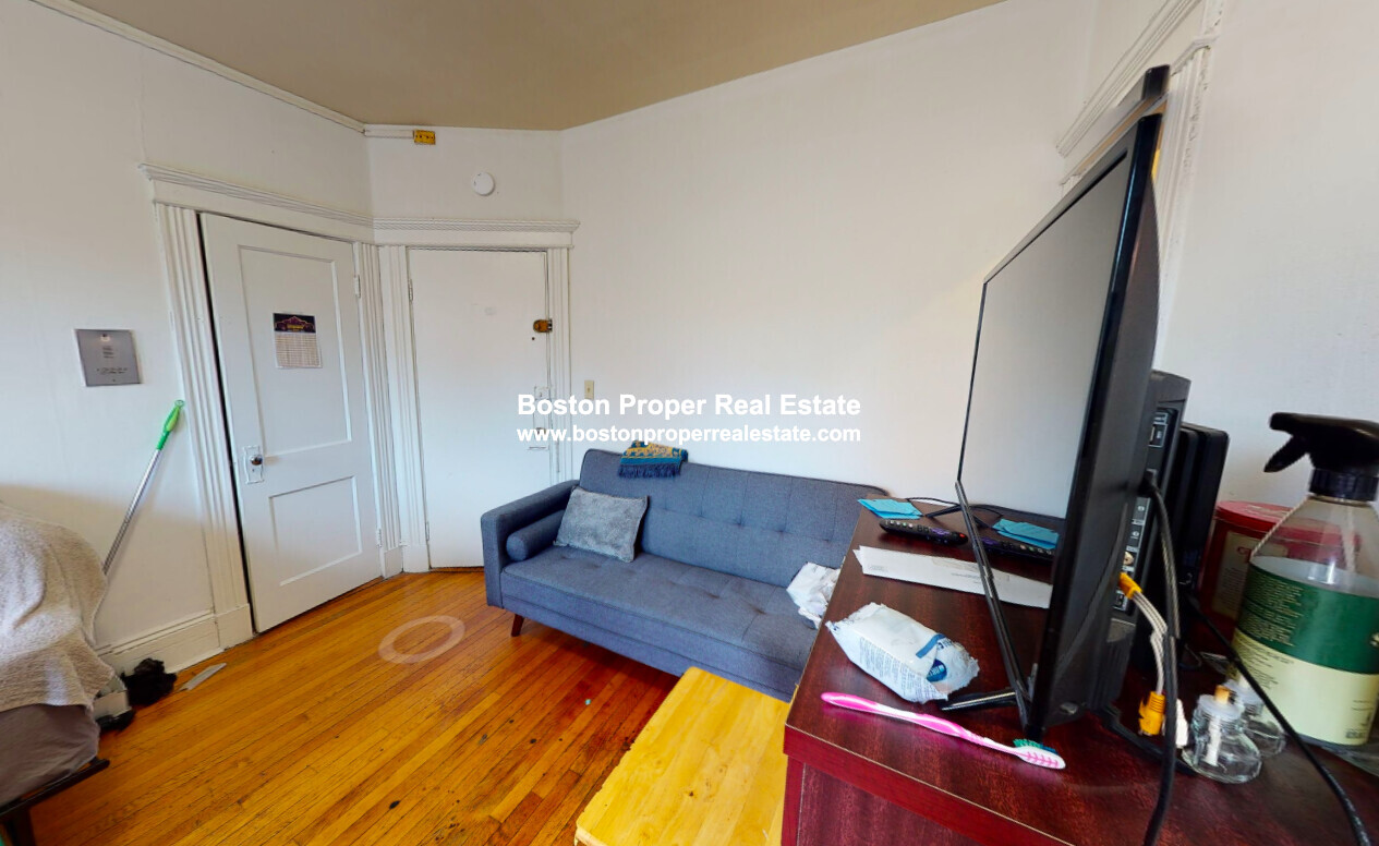 14 Palace Rd, Longwood