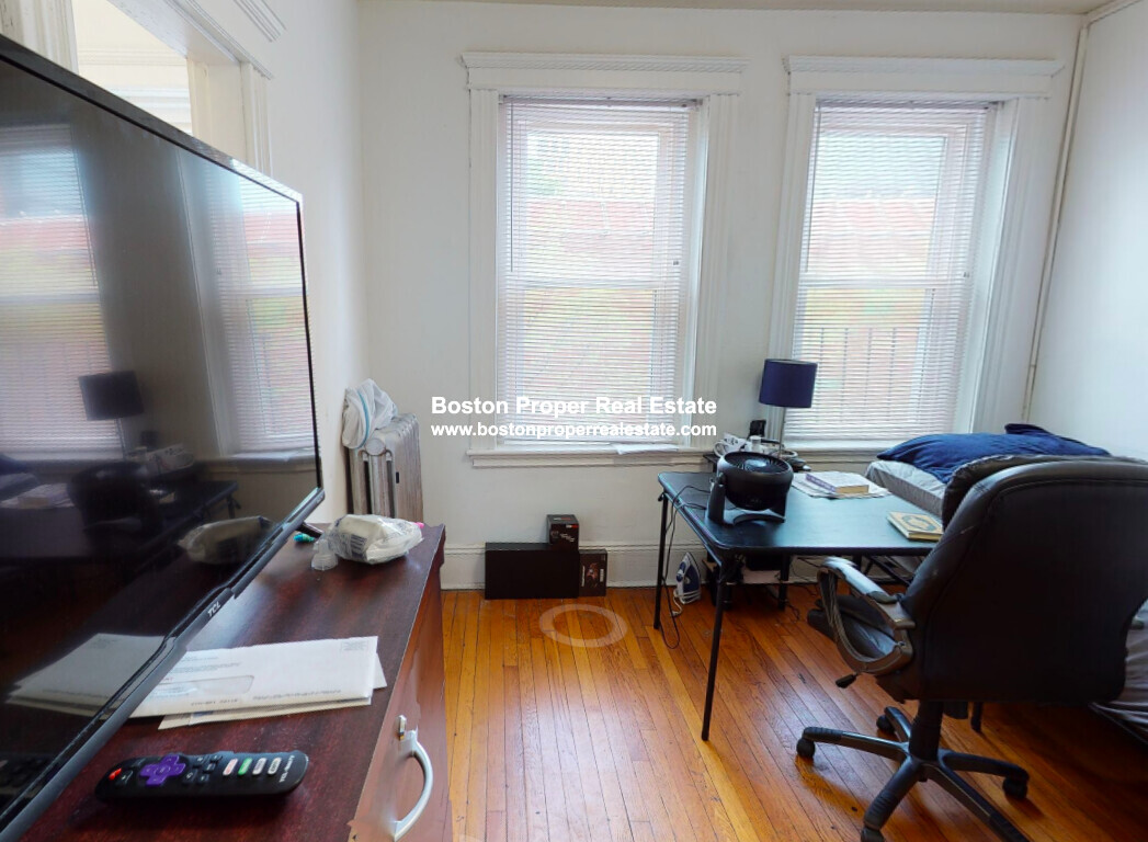 14 Palace Rd, Longwood