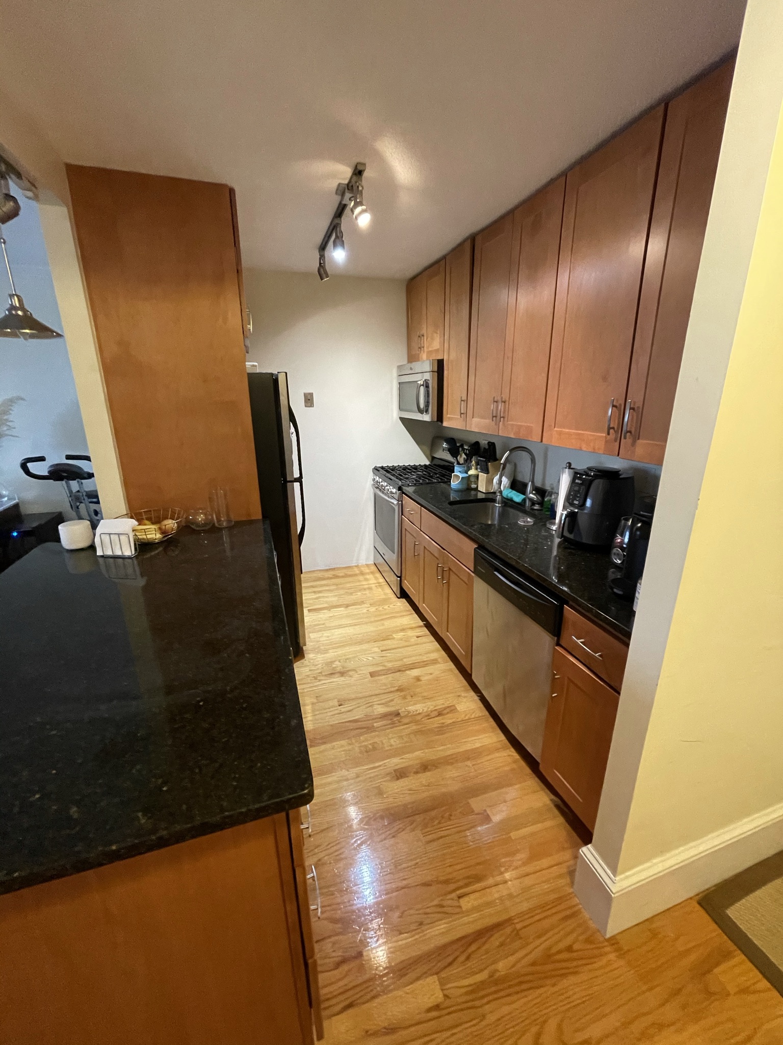 2 Hawthorne Pl, West End