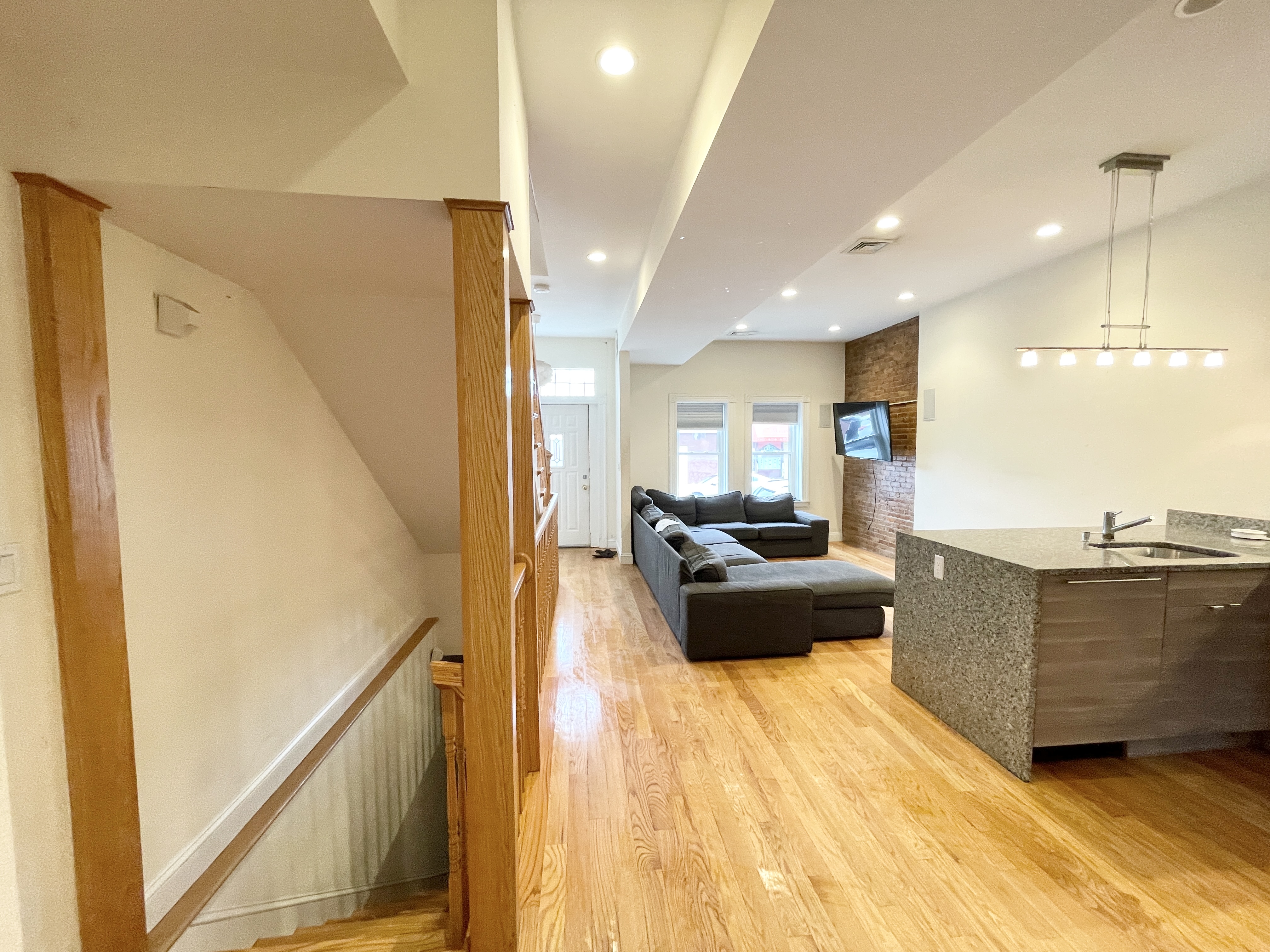 5 bed, 2.5 bath apartment for rent at 98 L Unit Townhouse, South Boston — photo 3 of 24
