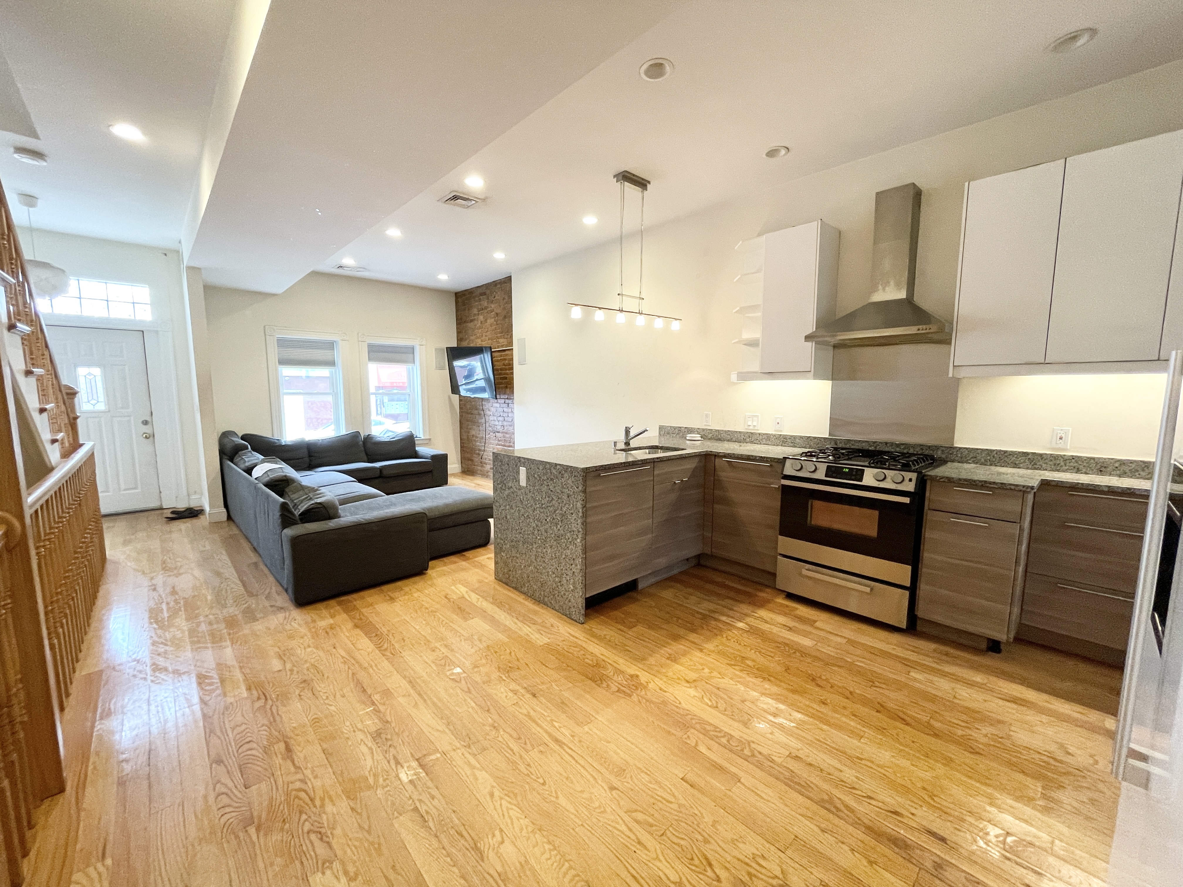 5 bed, 2.5 bath apartment for rent at 98 L Unit Townhouse, South Boston