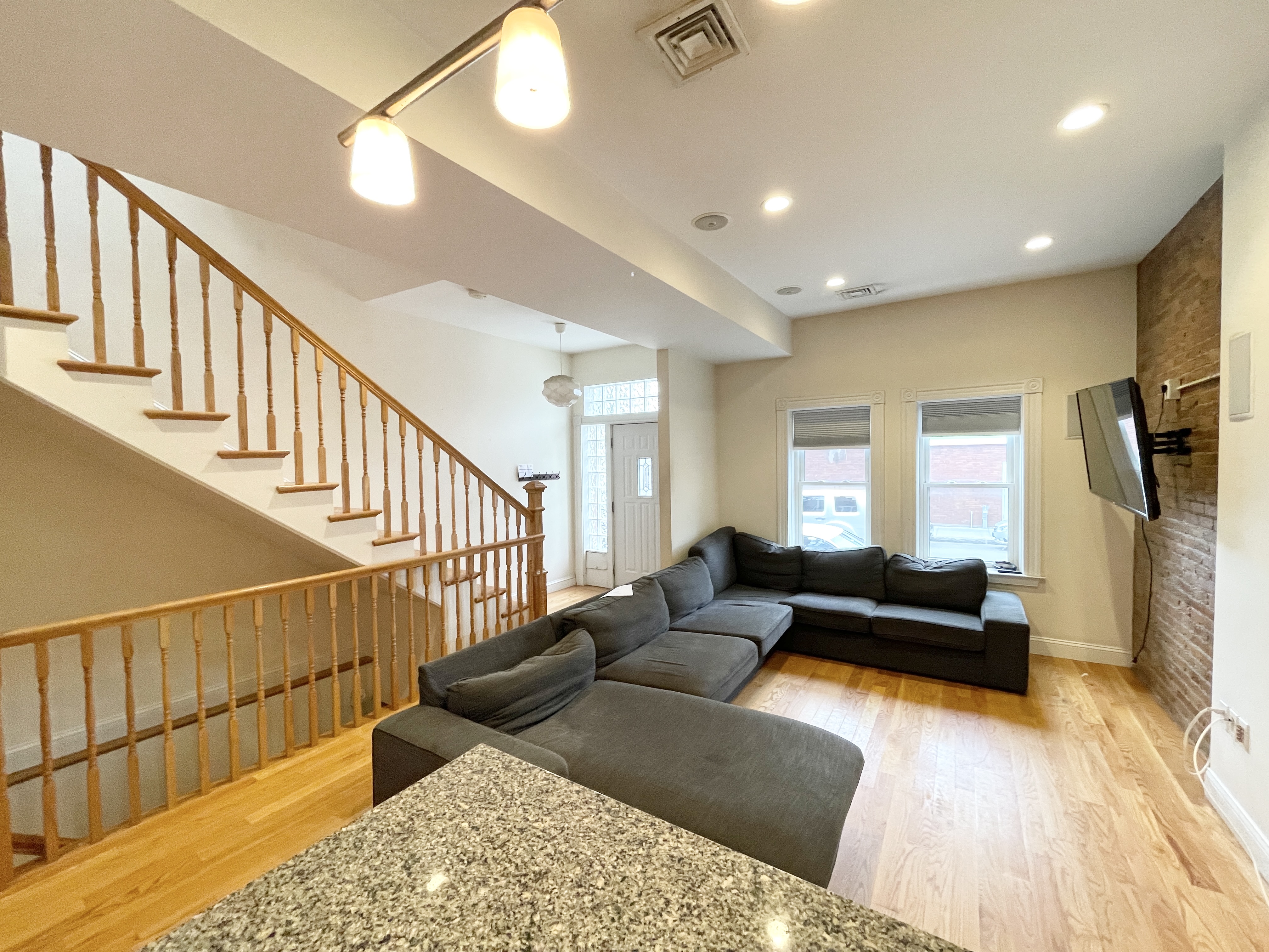 5 bed, 2.5 bath apartment for rent at 98 L Unit Townhouse, South Boston — photo 7 of 24