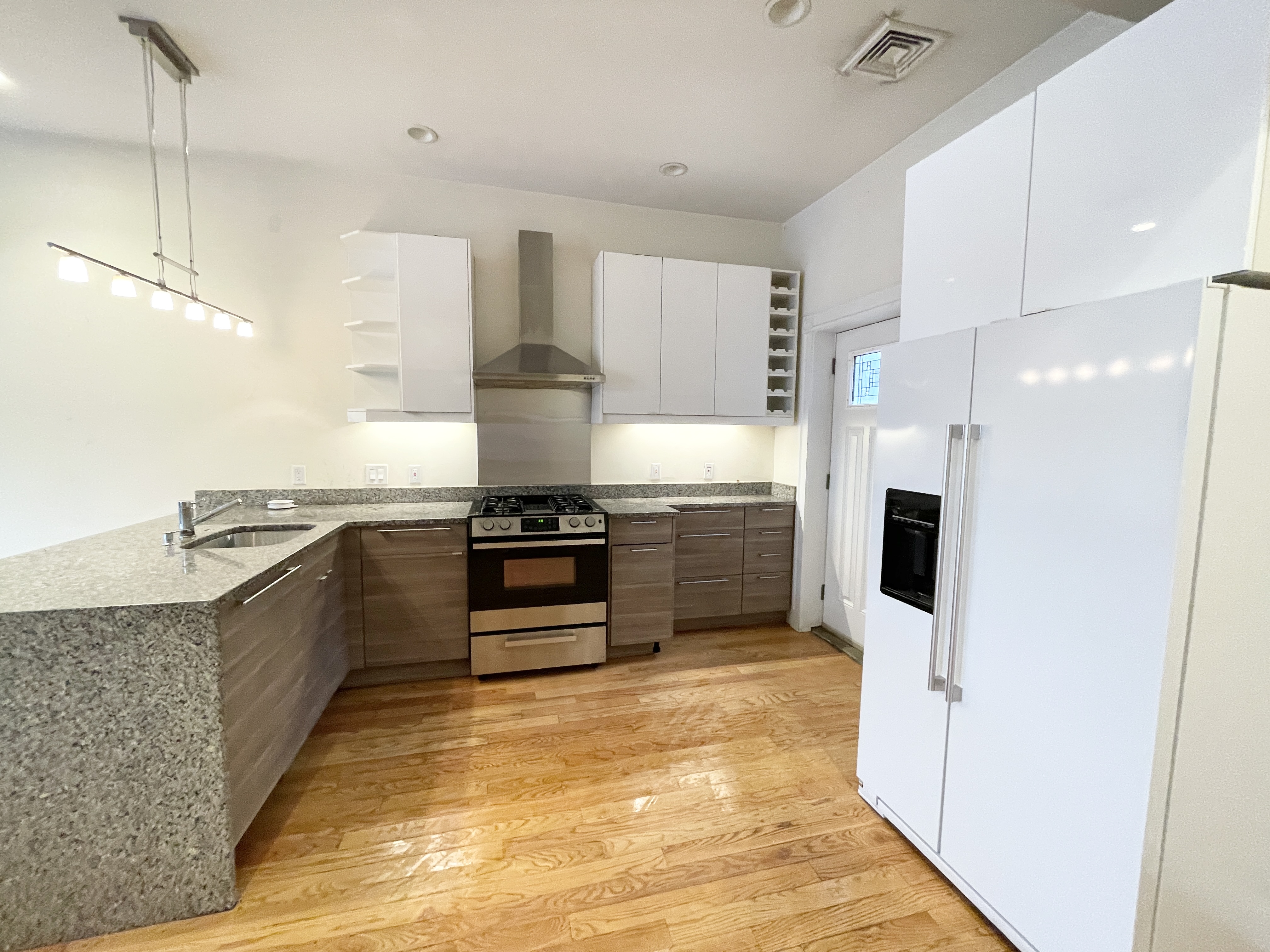 5 bed, 2.5 bath apartment for rent at 98 L Unit Townhouse, South Boston — photo 5 of 24