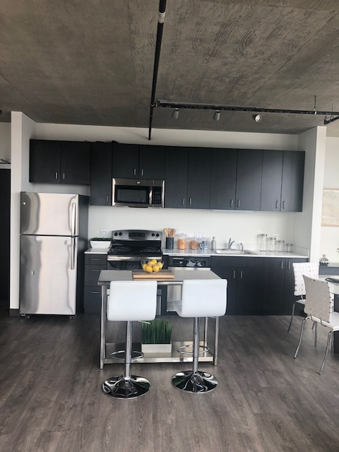 1 BED/1 BATH IN LAKEVIEW