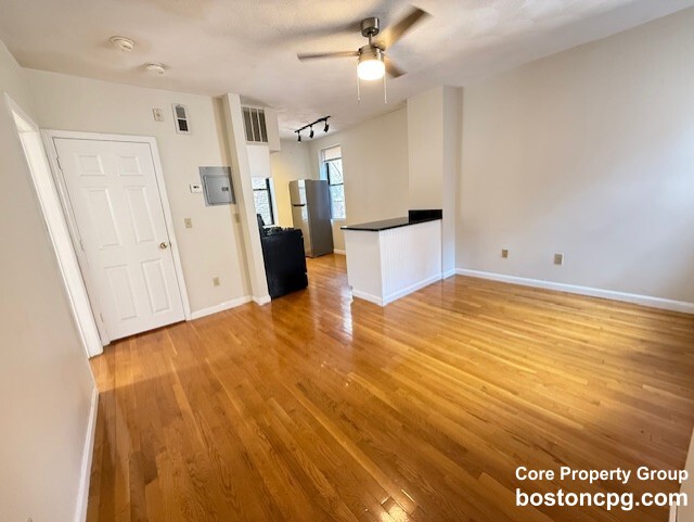40 Clark - 2,400USD / month