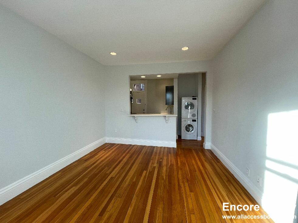 102 Queensberry St, Fenway