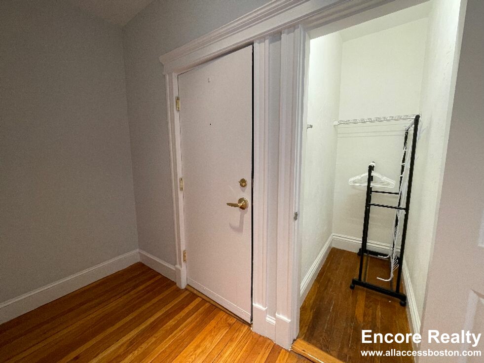 102 Queensberry St, Fenway