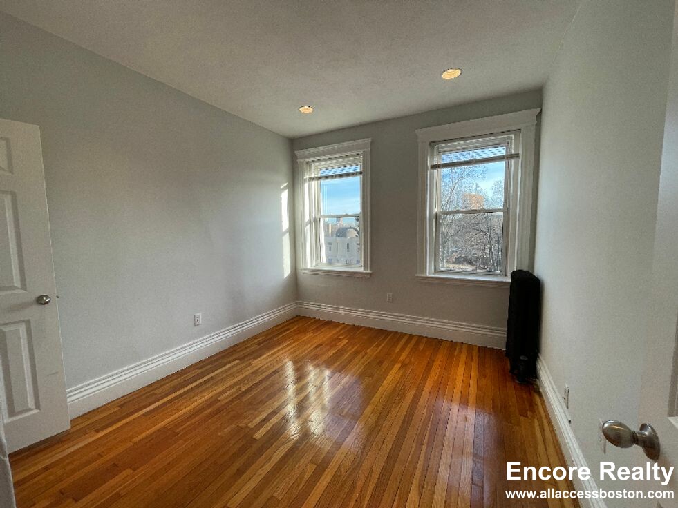 102 Queensberry St, Fenway