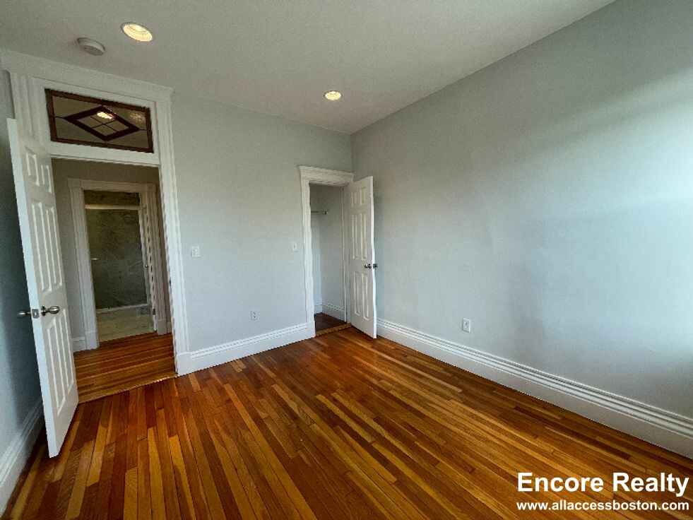 102 Queensberry St, Fenway