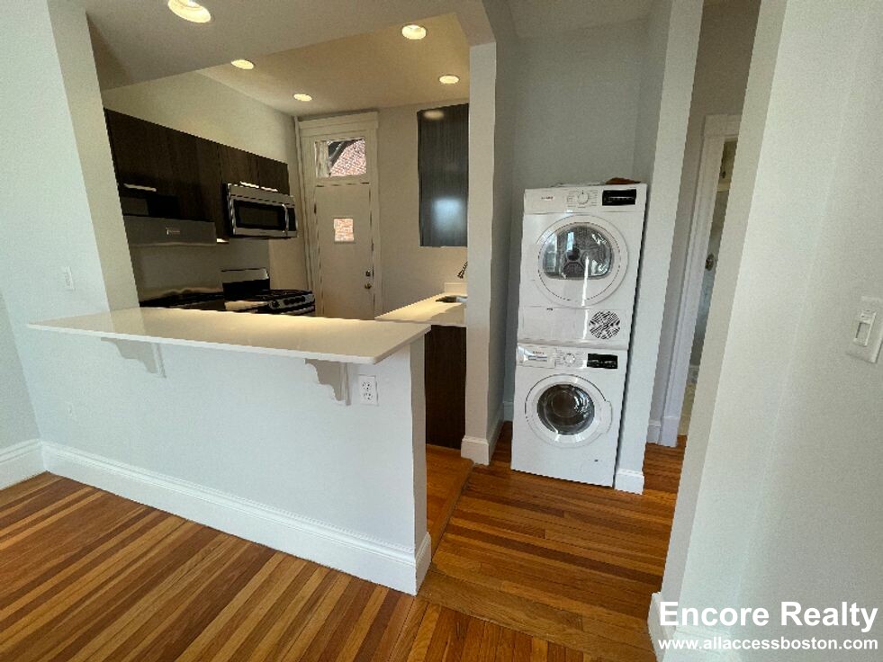 102 Queensberry St, Fenway