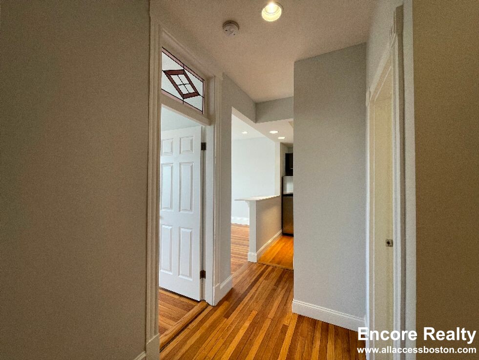 102 Queensberry St, Fenway