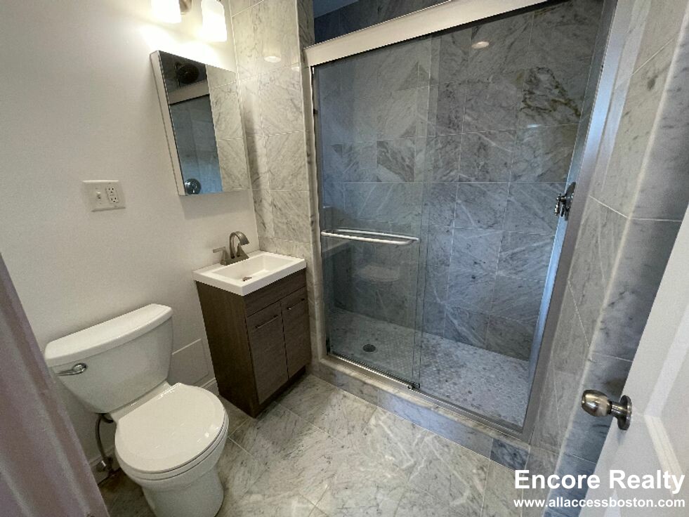 102 Queensberry St, Fenway