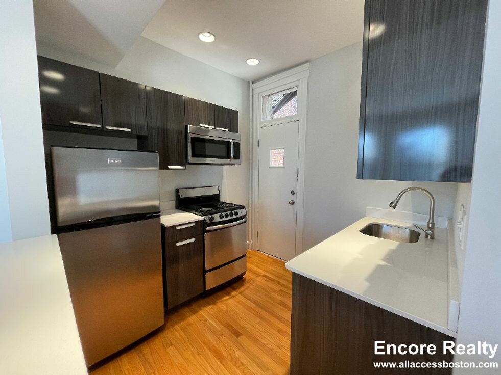 102 Queensberry St, Fenway