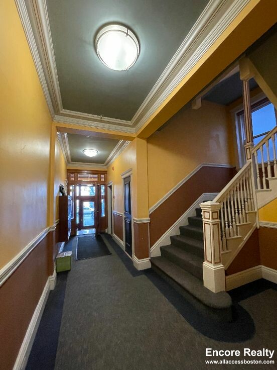 102 Queensberry St, Fenway