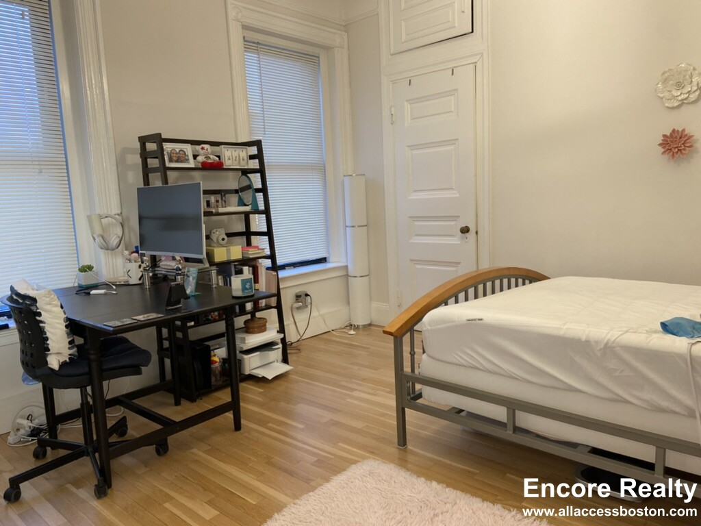 290 Commonwealth Ave, Back Bay