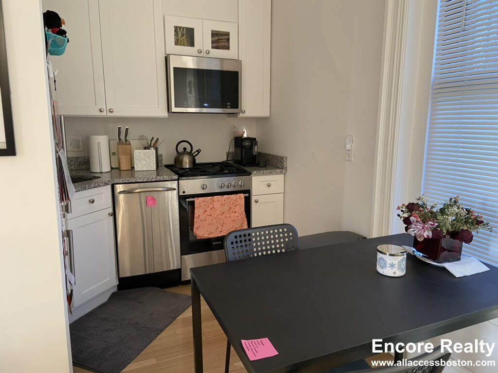 290 Commonwealth Ave, Back Bay