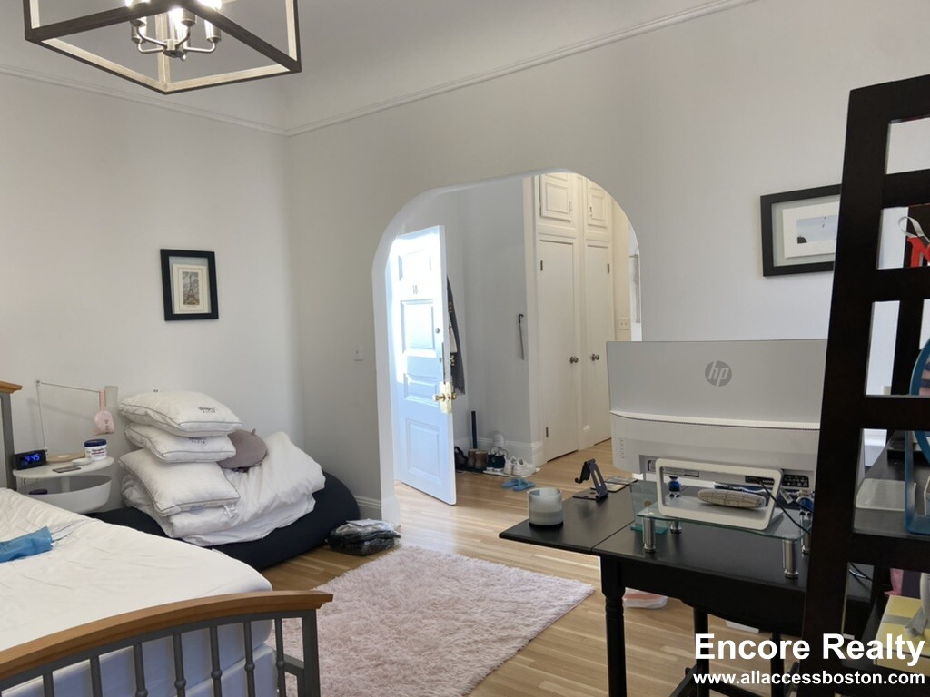 290 Commonwealth Ave, Back Bay