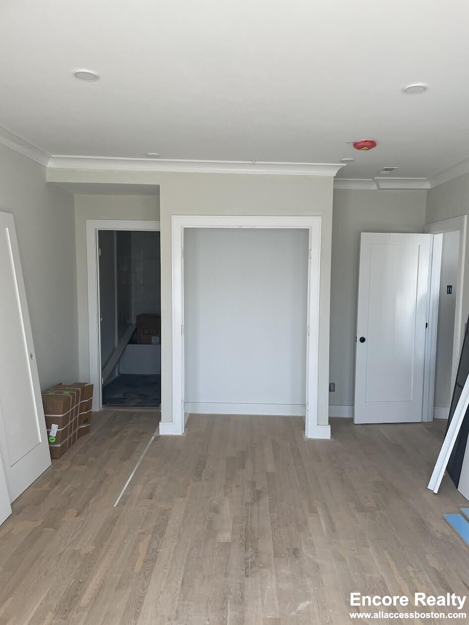 535 Newbury St, Fenway