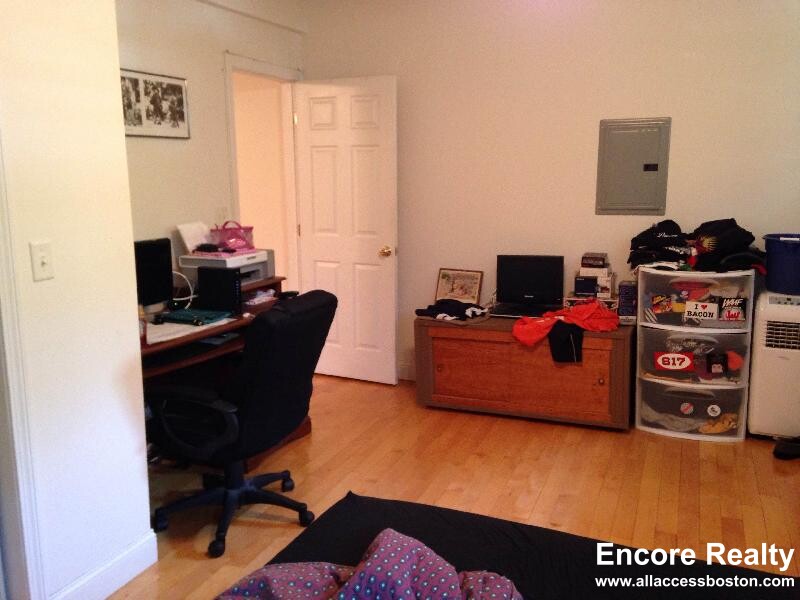 1555 Beacon St, Washington Square