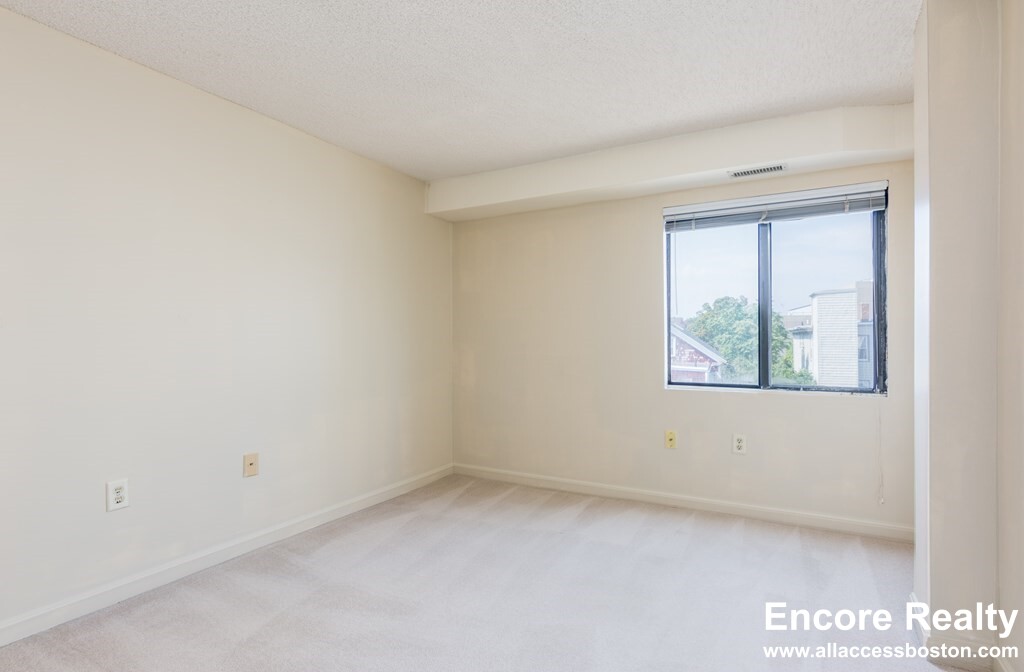 16 Elmer St, Central Square