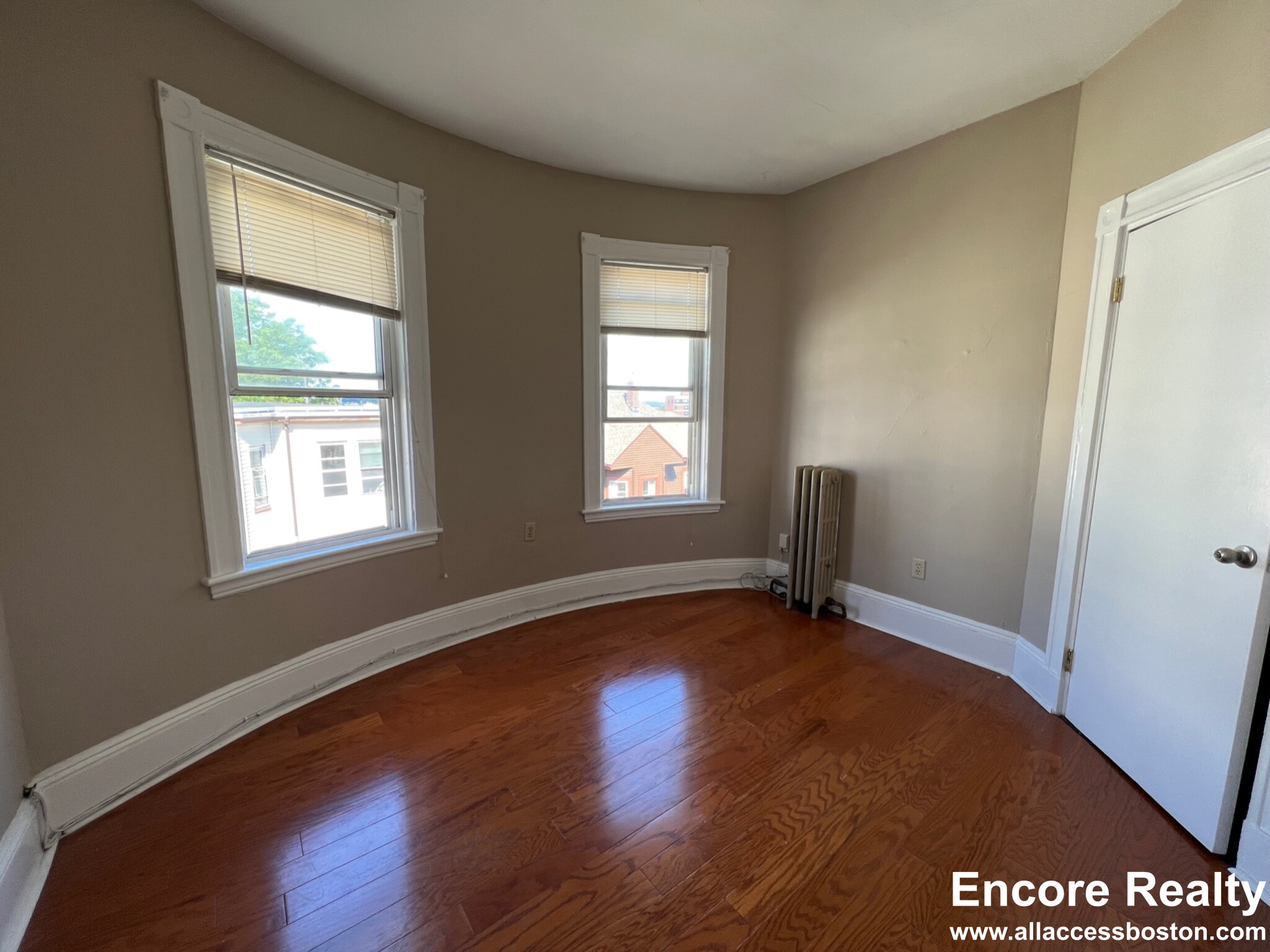 6 Sunset St, Mission Hill