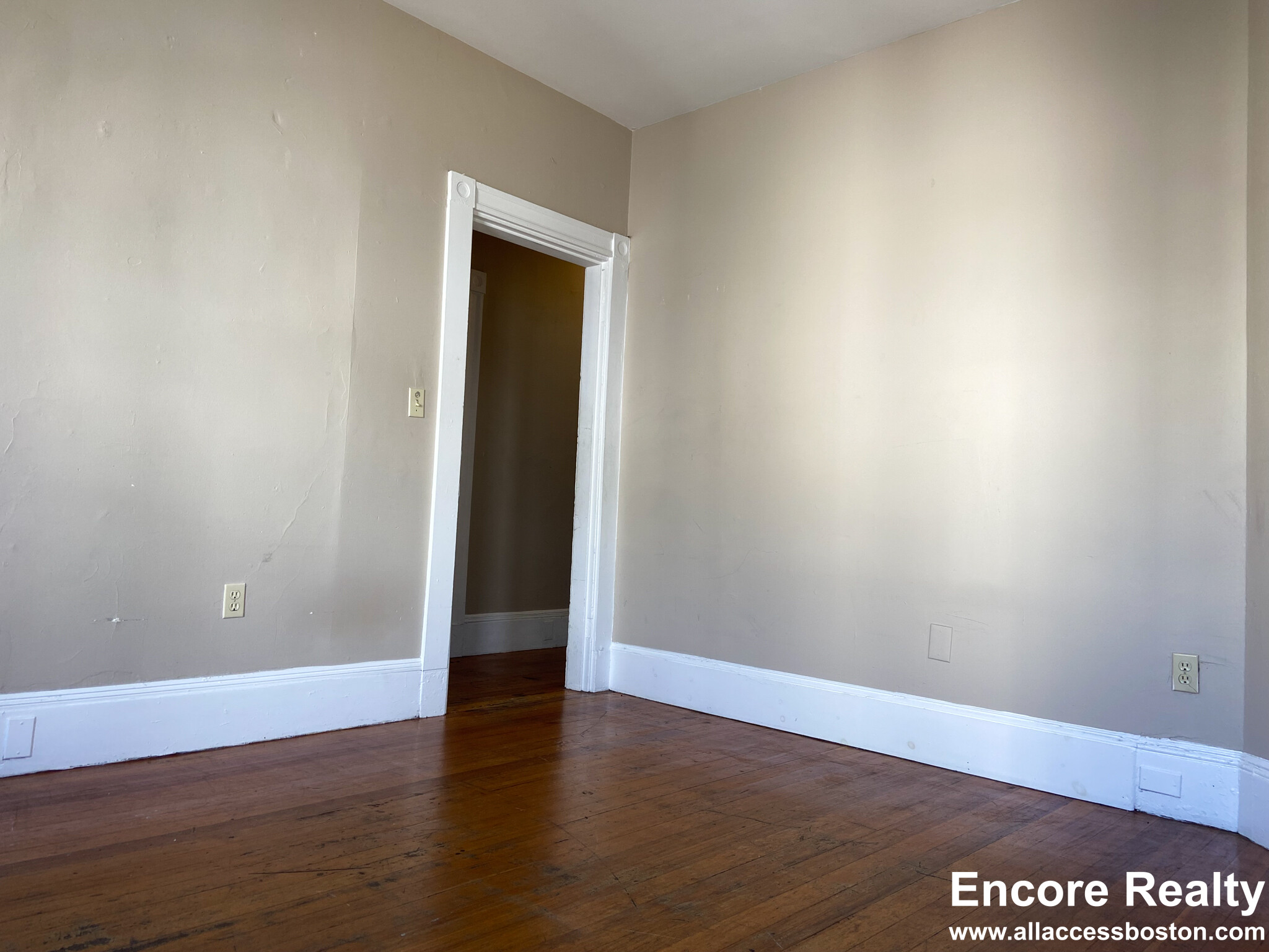 6 Sunset St, Mission Hill