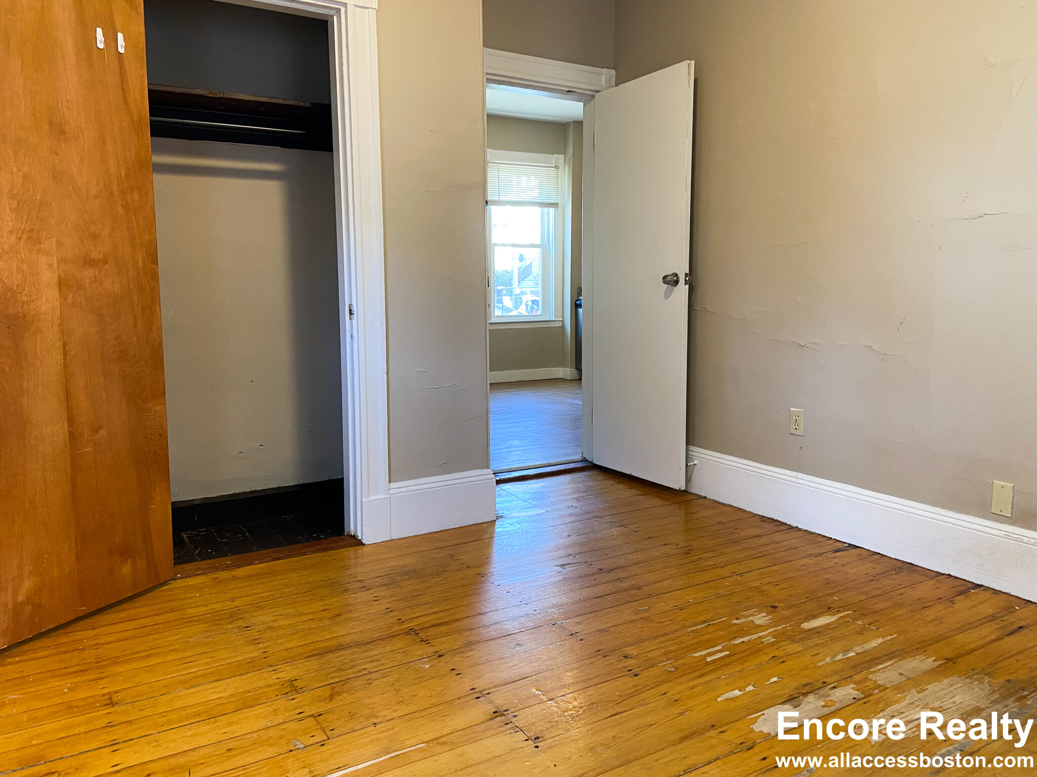 6 Sunset St, Mission Hill