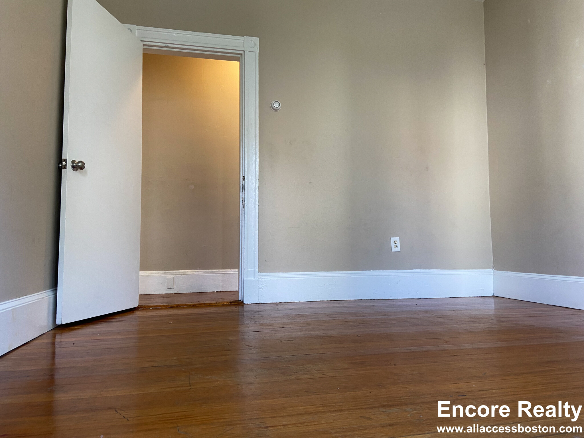 6 Sunset St, Mission Hill