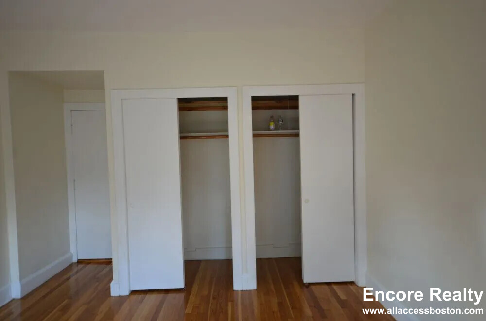 33 Lancaster Ter, Washington Square