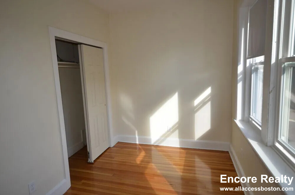 33 Lancaster Ter, Washington Square