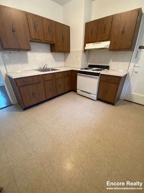 87 Winchester St, Coolidge Corner