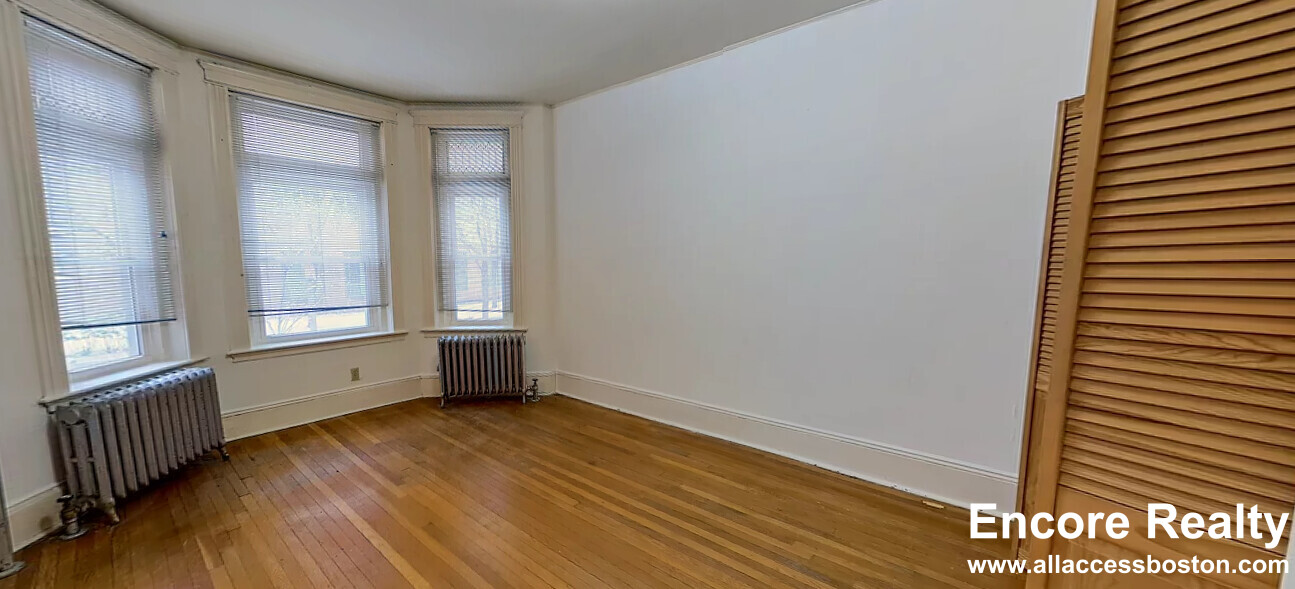 14 Palace Rd, Fenway