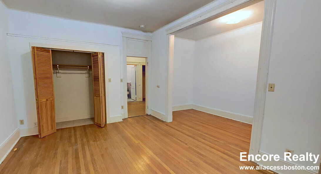 14 Palace Rd, Fenway