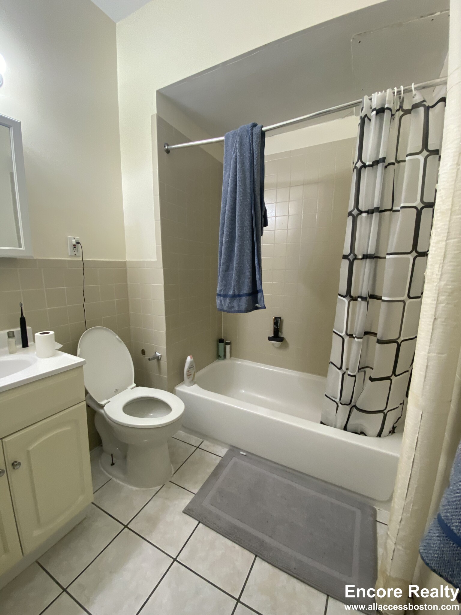 879 Beacon St, Fenway