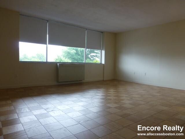 101 Monmouth St, Longwood