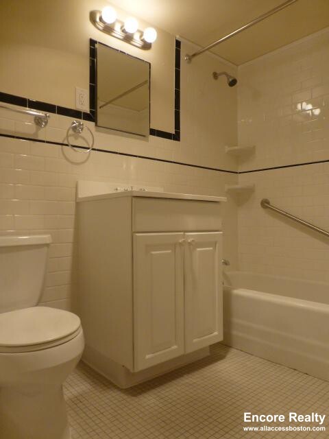 101 Monmouth St, Longwood